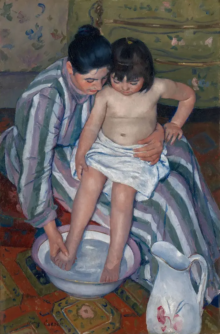 Matka trzyma dziecko na kolanach i myje mu stopy w misce, obraz Mary Cassatt