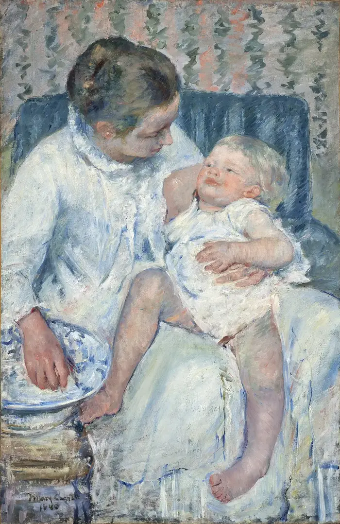 Matka w fotelu trzyma na kolanach uśmiechnięte niemowlę i sięga do miski z wodą, obraz Mary Cassatt