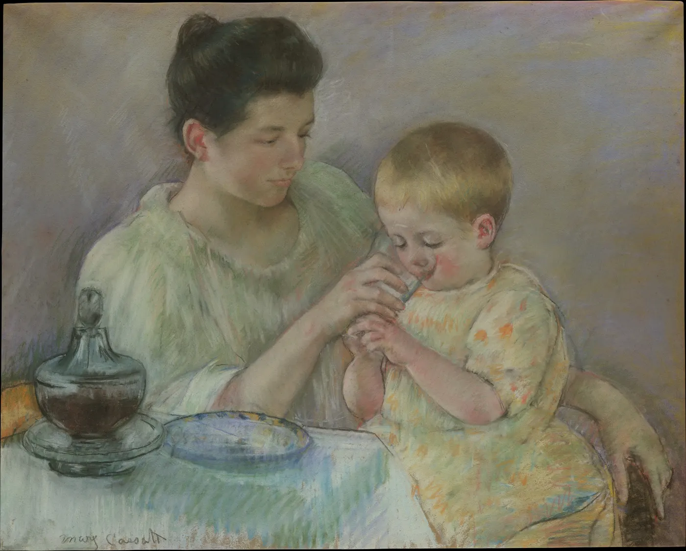 Matka pomaga dziecku pić z kubeczka przy stole, pastel Mary Cassatt